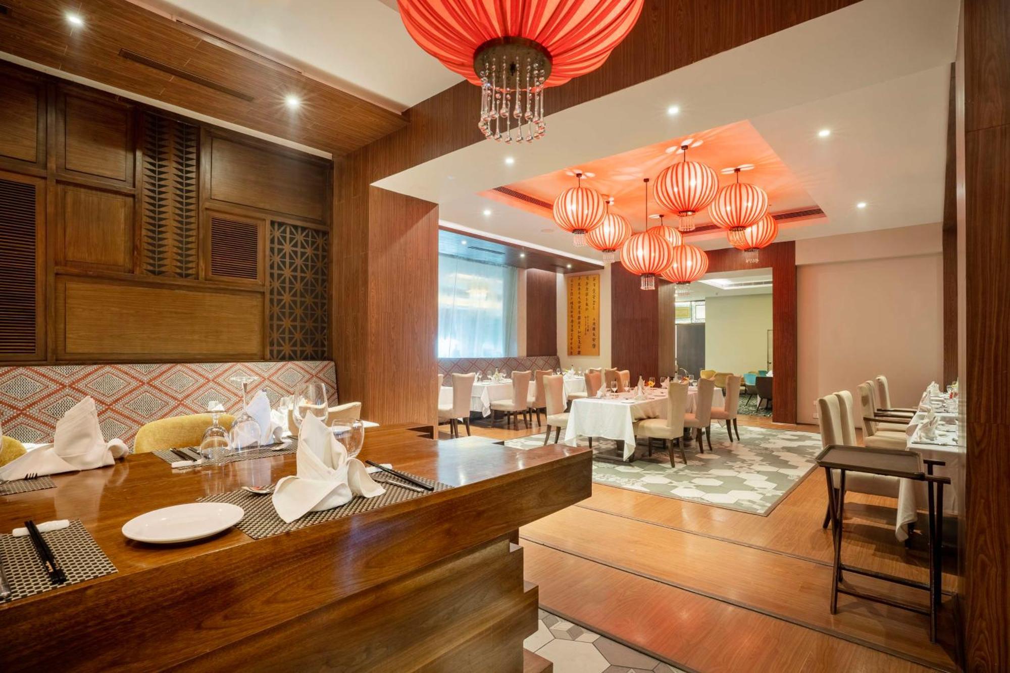 Radisson Hyderabad Hitec City Dış mekan fotoğraf The restaurant at the hotel