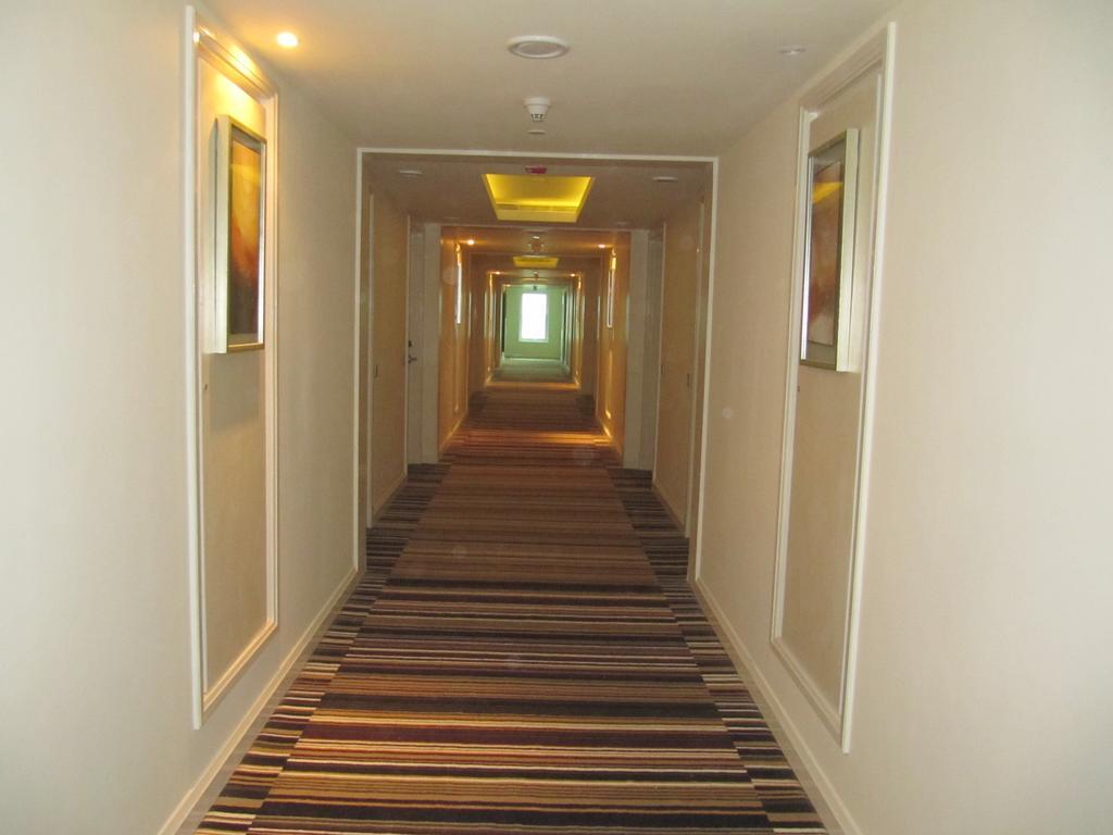 Radisson Hyderabad Hitec City Dış mekan fotoğraf A corridor on the 10th floor