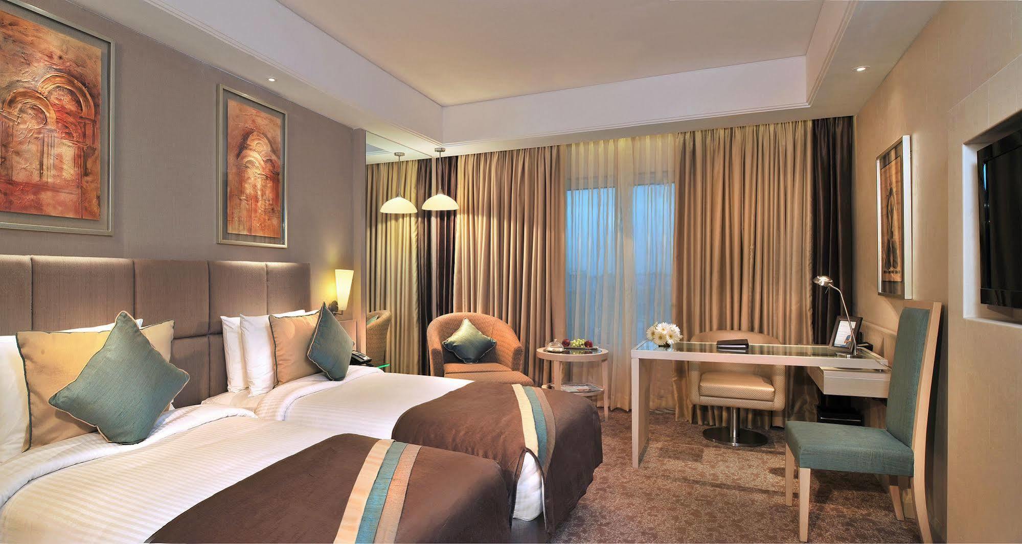 Radisson Hyderabad Hitec City Oda fotoğraf Deluxe room